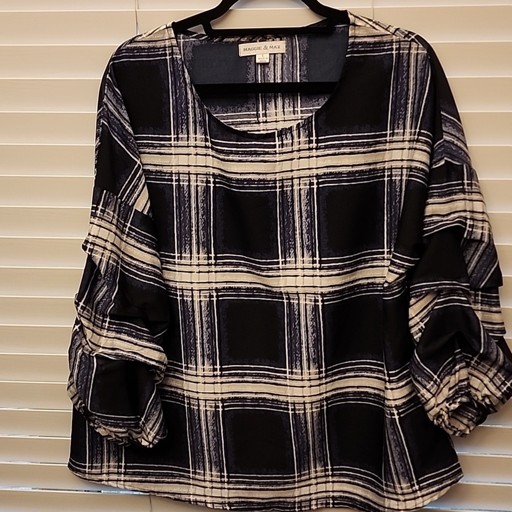 Maggie & Max blue/white plaid Large top